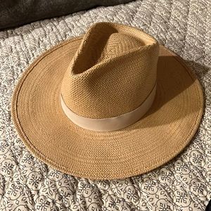 Janessa Leone hat, L